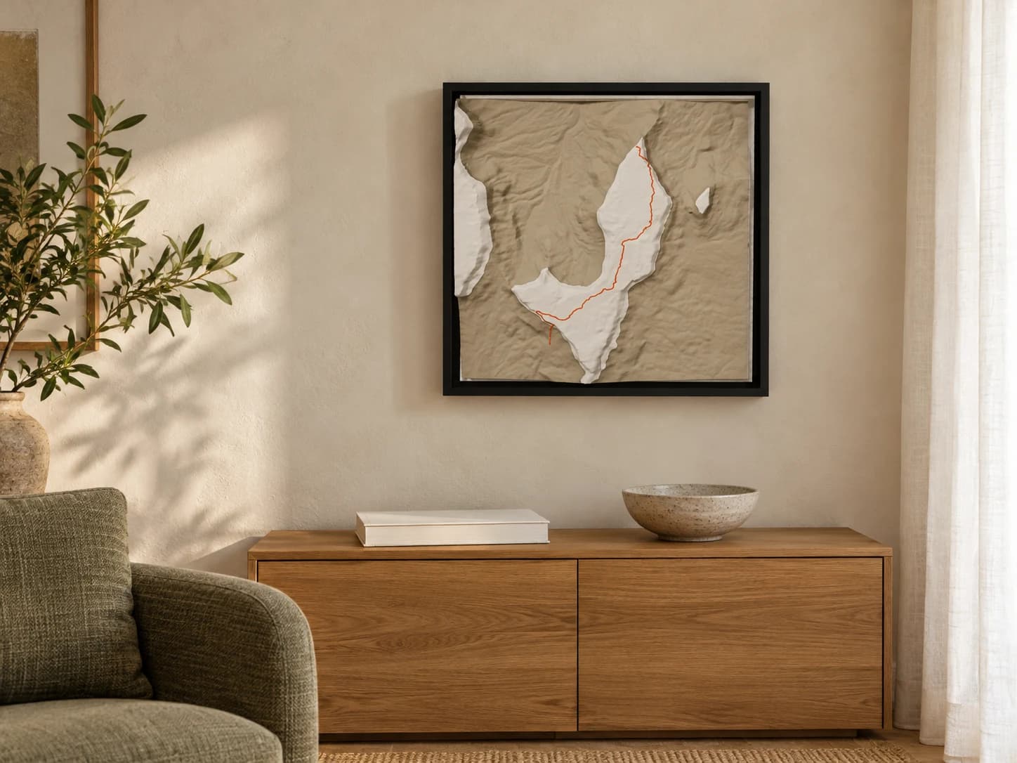 Ambientação ilustrativa do quadro Monte Roraima em uma sala com parede clara, móvel de madeira e luz natural.